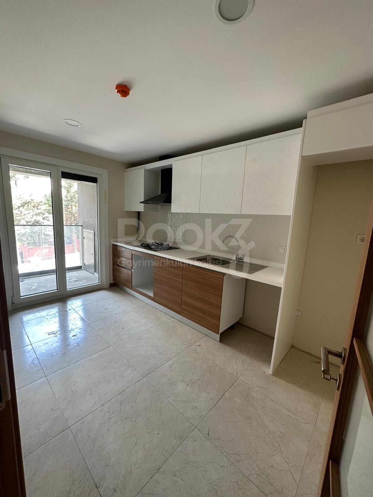 Zeytinburnu Loca Mahal Sitesi'nde geniş 2+1 satılık daire 4