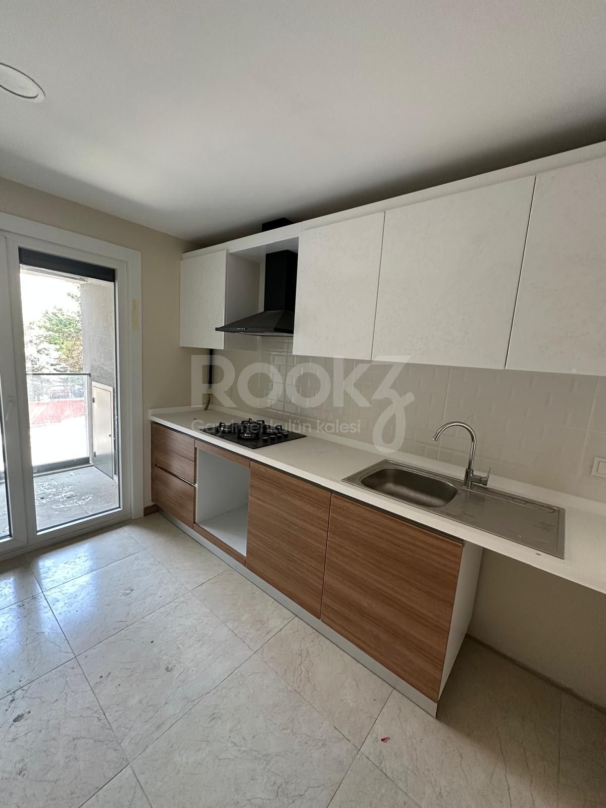 Zeytinburnu Loca Mahal Sitesi'nde geniş 2+1 satılık daire 6
